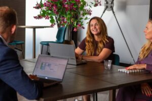 Wendy Brasser in gesprek met klant