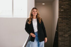 Wendy Brasser Advies leunend op trap