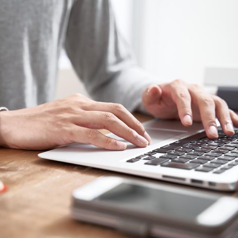 mannelijke zakenman die in burgerkleding vanuit huis werkt